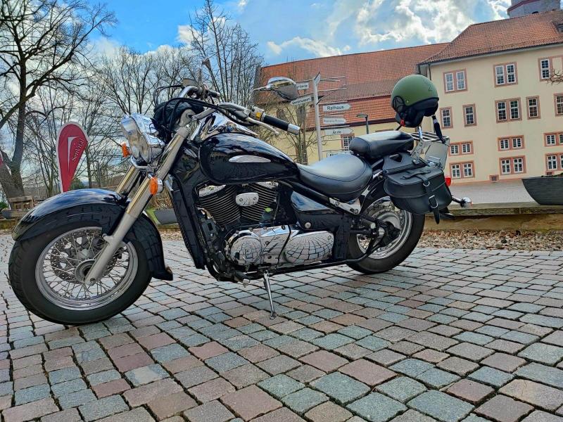 Suzuki VL800 - von links